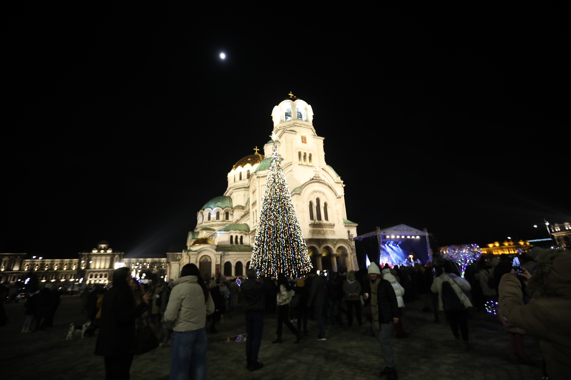 Коледната елха на София грейна с над 20 000 светлини
