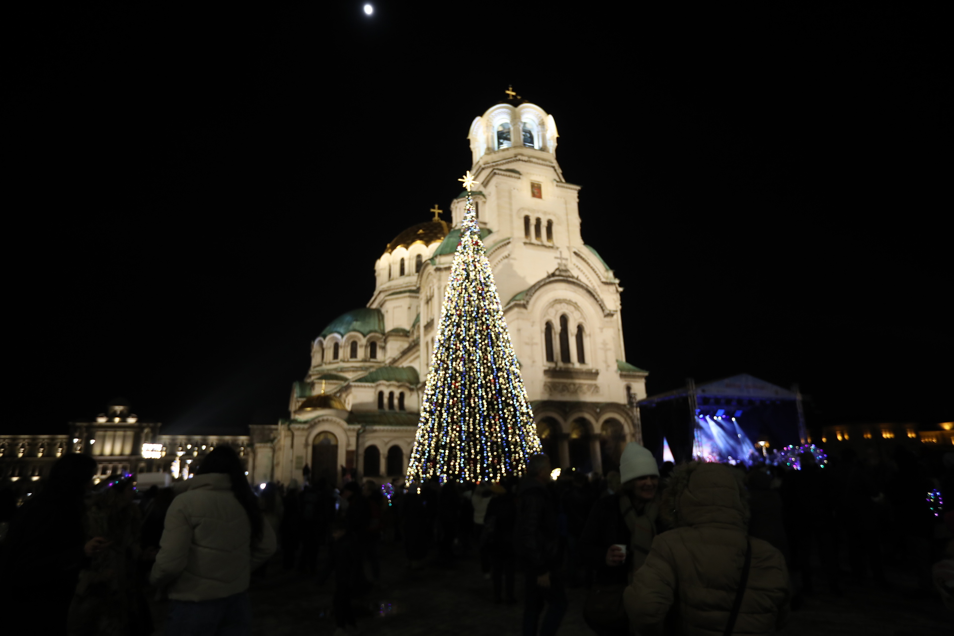 Коледната елха на София грейна с над 20 000 светлини