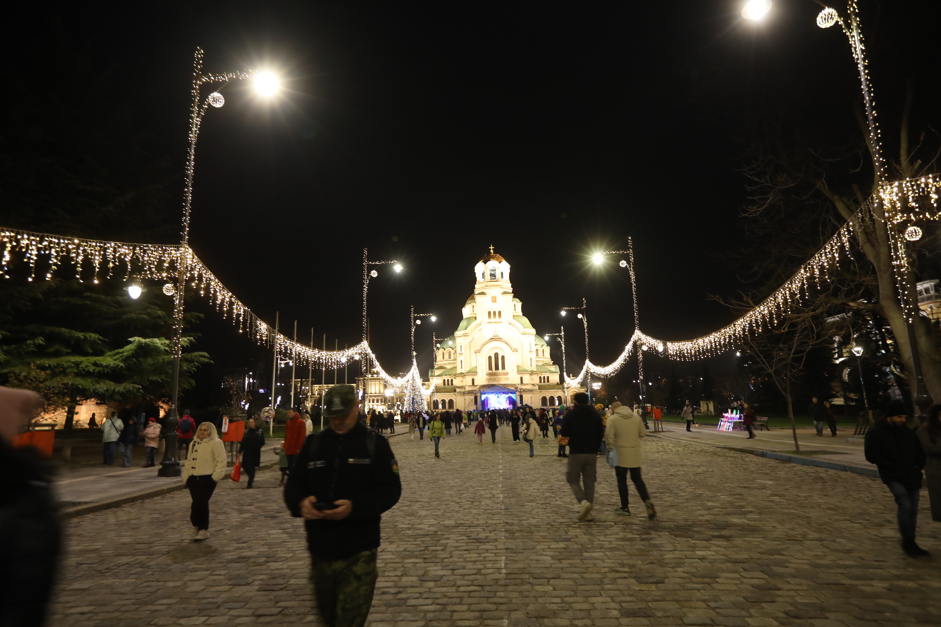 Коледната елха на София грейна с над 20 000 светлини