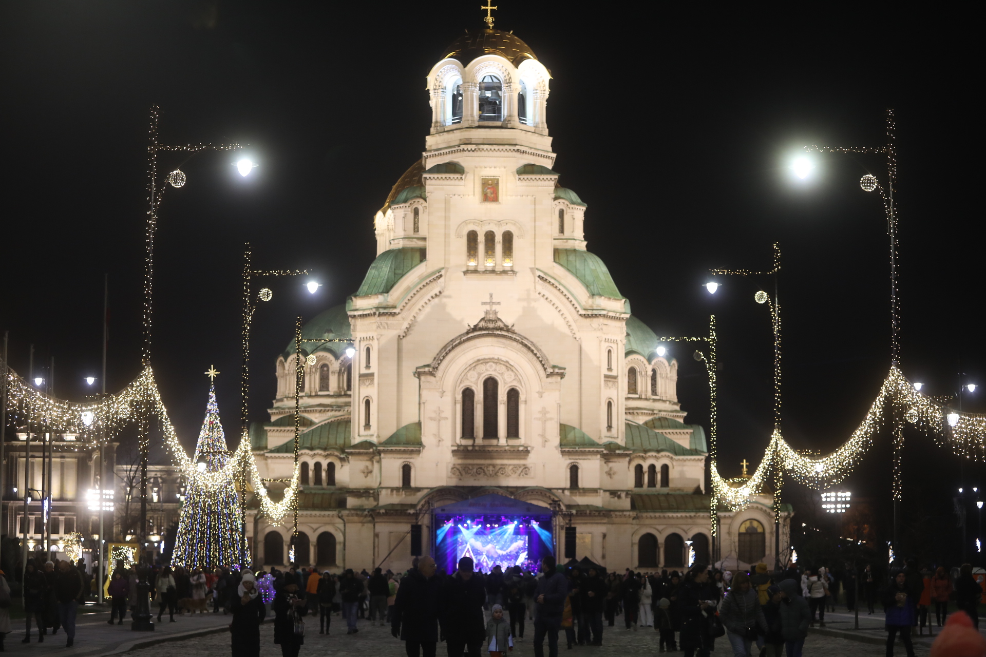 Коледната елха на София грейна с над 20 000 светлини