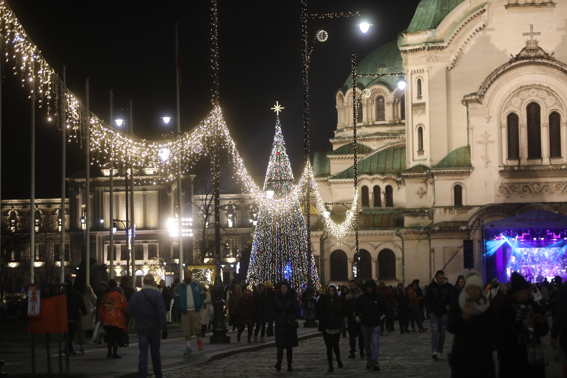 Коледната елха на София грейна с над 20 000 светлини