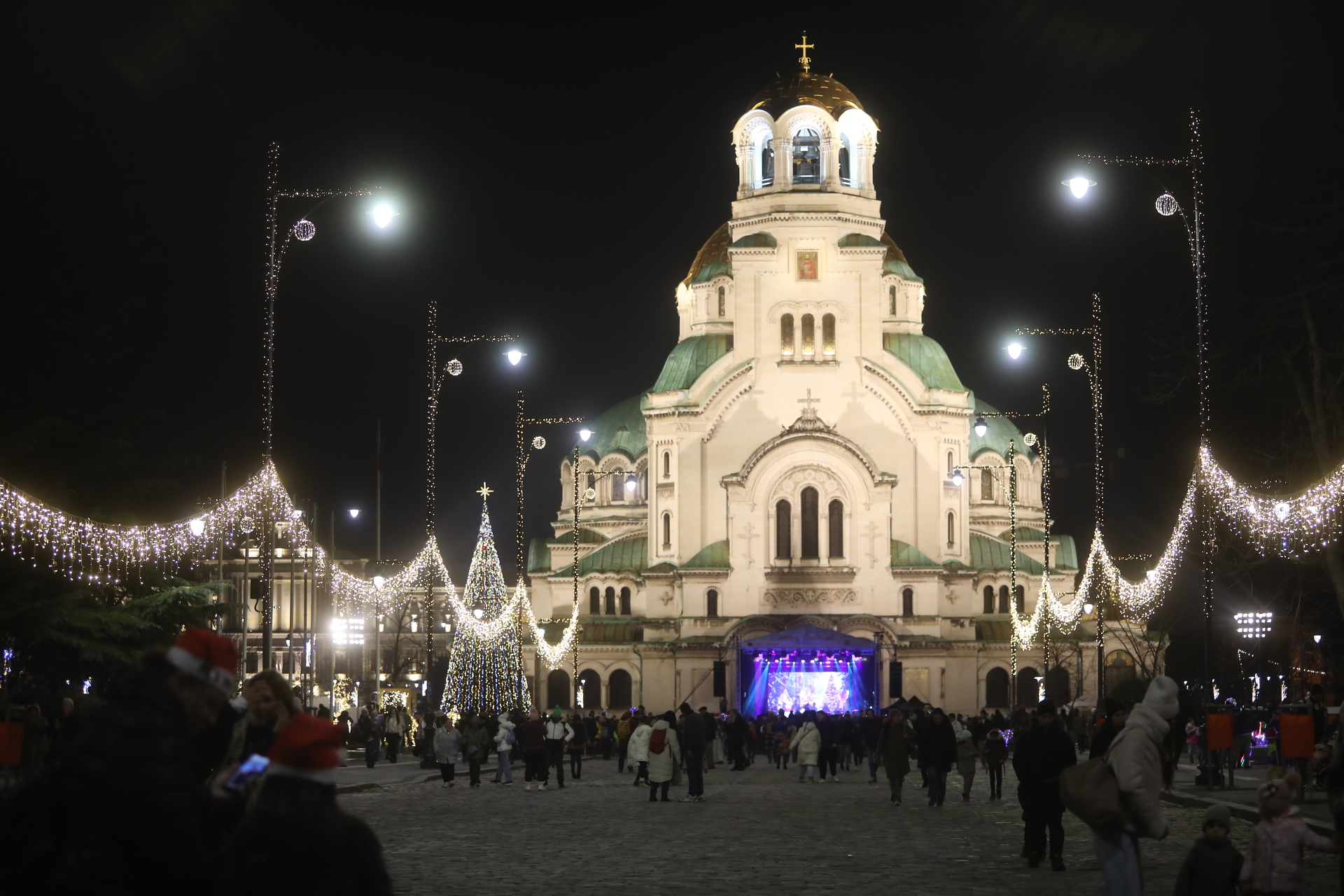 Коледната елха на София грейна с над 20 000 светлини