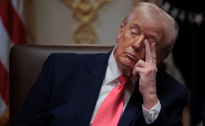 Вижте Доналд Тръмп в неравна битка със съня по време на заседание на кабинета