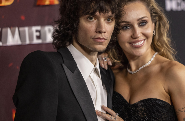 Майли Сайръс се сгоди за приятеля си музикант Макс Морандо