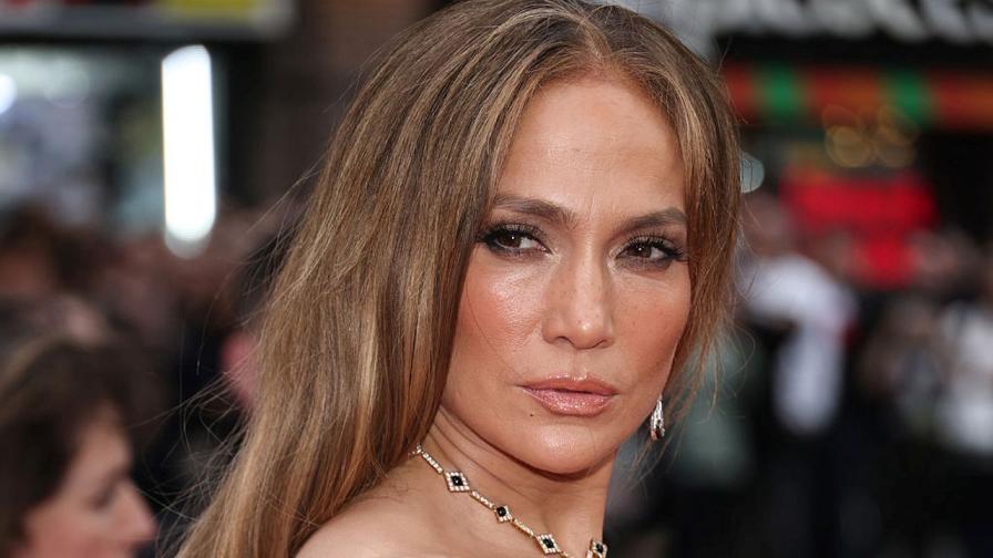 <p>Дженифър Лопес &quot;гори&quot; в&nbsp;оскъдно&nbsp;бельо (СНИМКИ)</p>