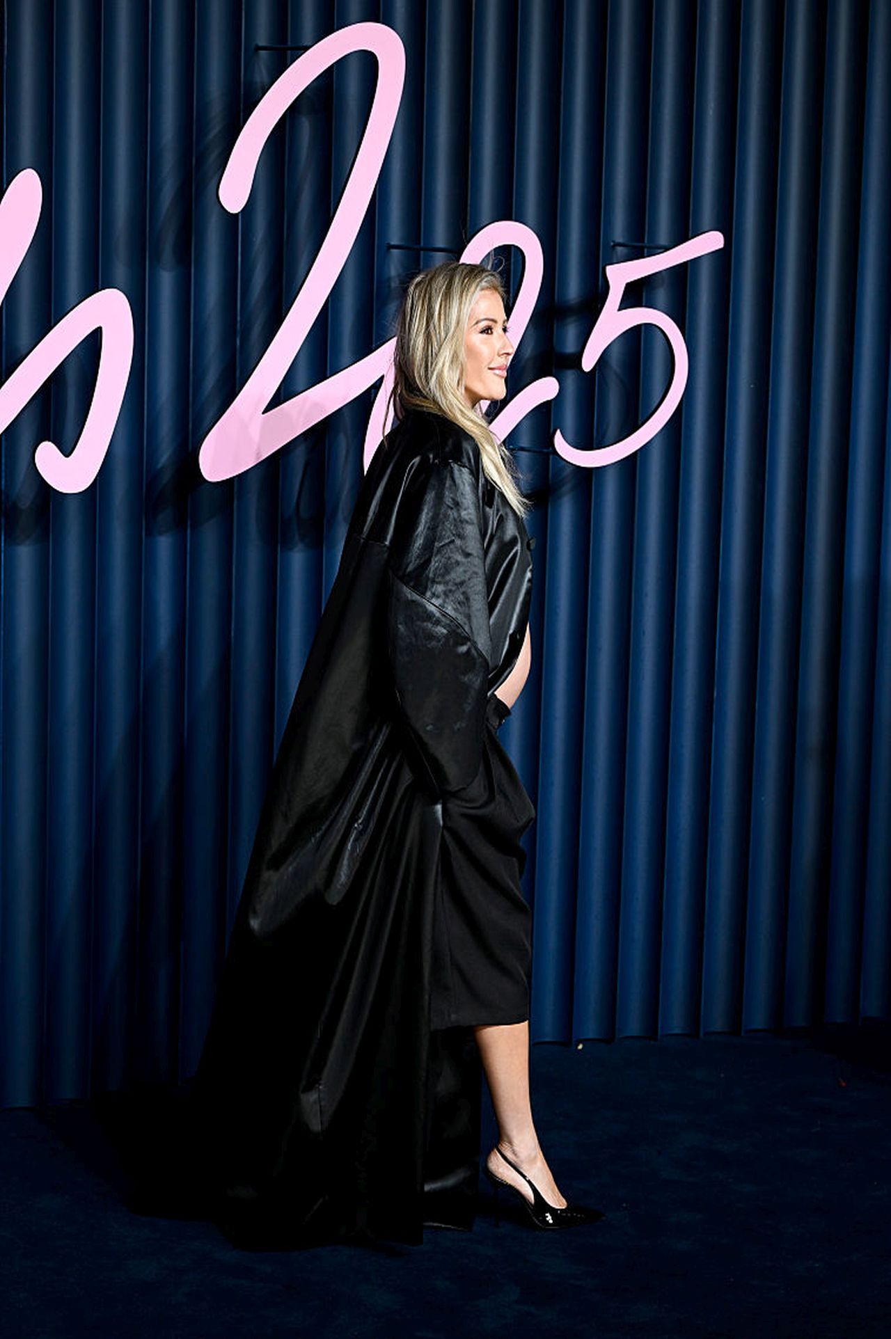 <p>Ели Голдинг&nbsp;обяви, че очаква второто си дете, като показа кръглото си коремче на&nbsp;червения килим по време на модните награди за 2025 г. в понеделник, 1 декември, в Лондон, Англия. Това е първото бебе на 38-годишната певица&nbsp;и половинката ѝ Бо Миниар&nbsp;</p>