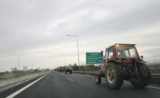 Трети ден гръцки фермери блокират „Кулата – Промахон”