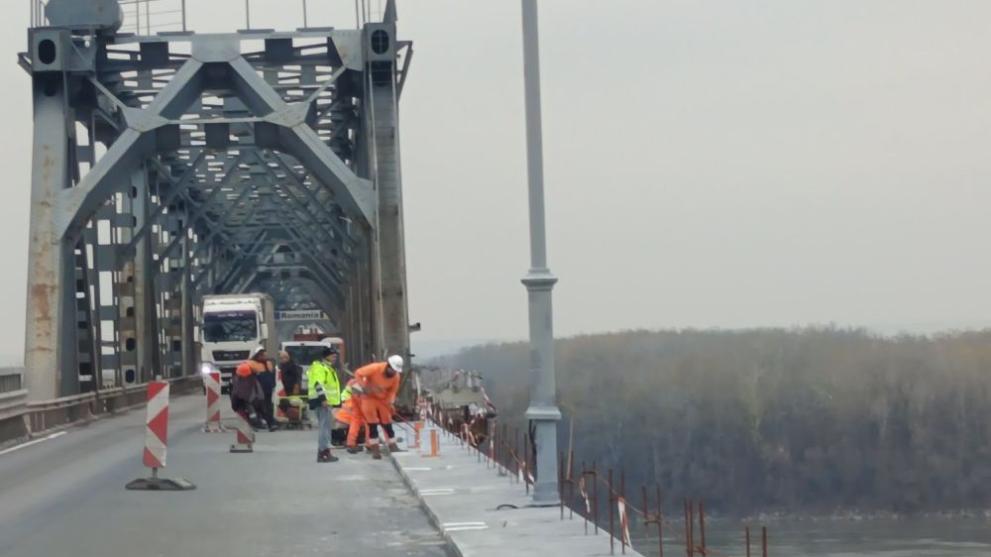 Заради предстоящите коледно-новогодишни празници движението по Дунав мост при Русе