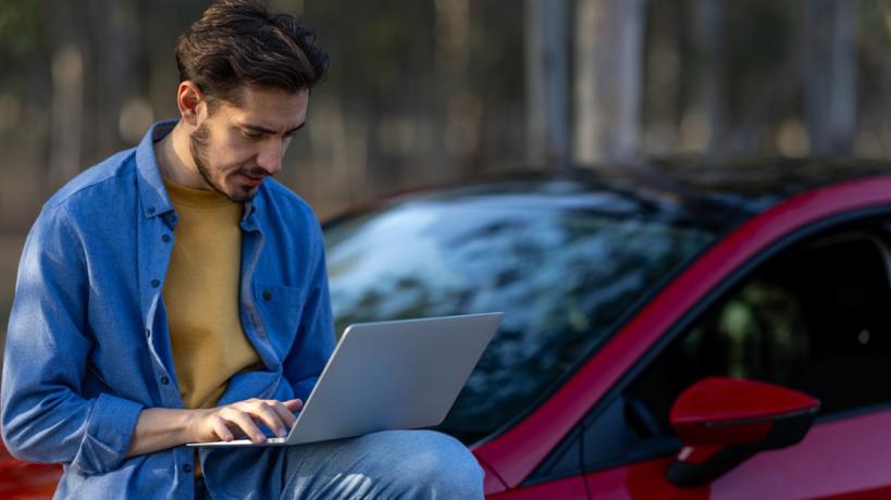 човек компютър кола покупка