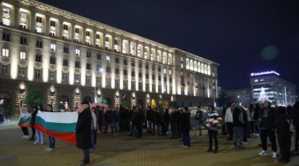 Граждани излязоха на протест срещу властта в няколко града у нас (СНИМКИ)