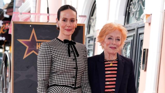 Сара Полсън, която открадна сърцето на „майката на Чичо Чарли“ (ГАЛЕРИЯ)