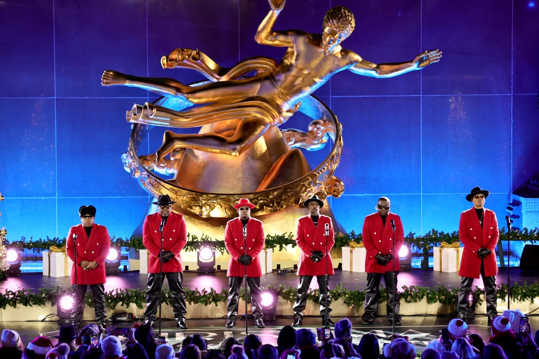 <p>Местни жители и туристи от цял свят се осмелиха да пренебрегнат тълпите и студа в сряда, чакайки с часове на опашка, за да зърнат емблематичната коледна елха на Рокфелер център, осветена за празничния сезон.</p>