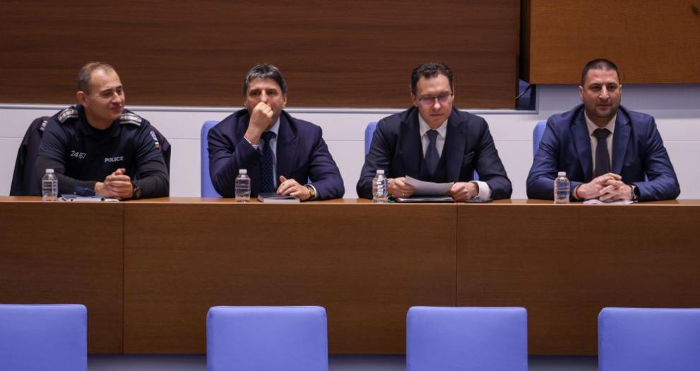 Народното събрание изслушва вътрешния министър Даниел Митов.Изслушването е във връзка с действията