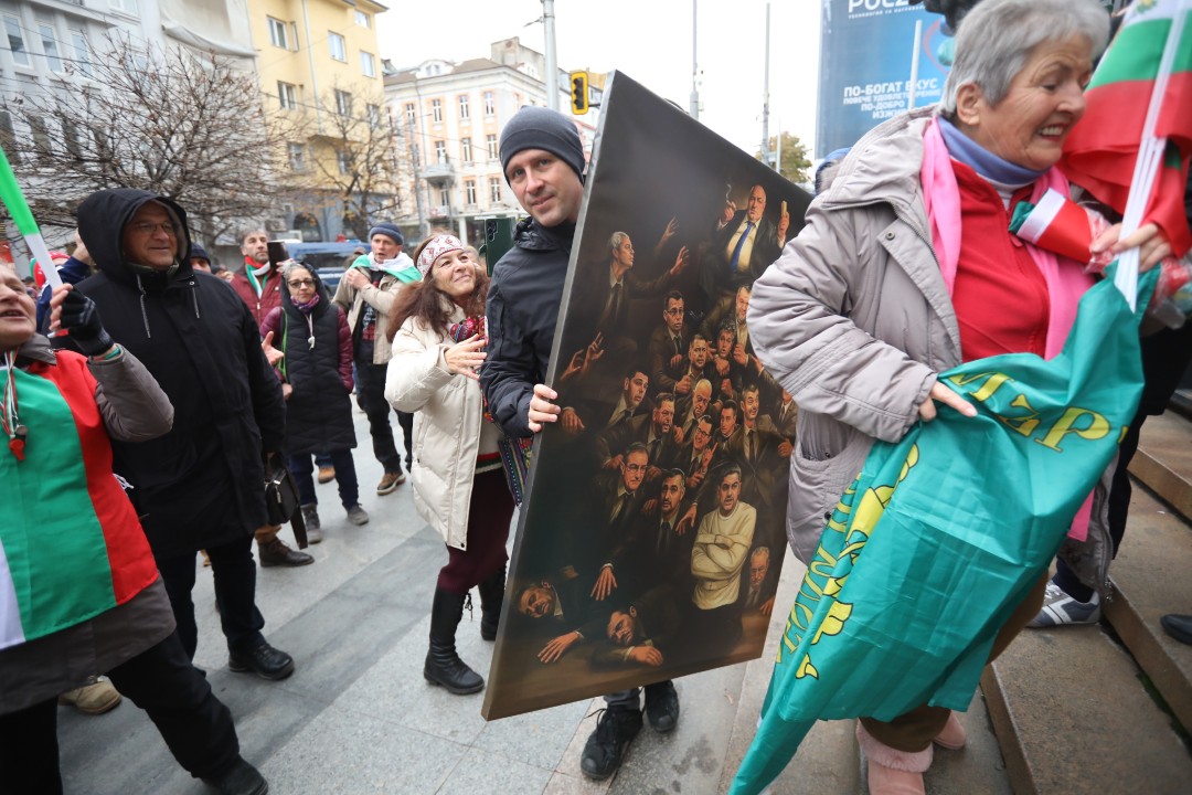 <p>Привърженици на &quot;Величие&quot; протестират пред Съдебната палата в София в защита на задържаните по делото &quot;Исторически парк&quot;. С викове &quot;Оставка&quot;, &quot;Мразим ви безплатно&quot; и &quot;Свобода&quot; те посочиха, че искат освобождаването на Анатоли Савов, Николай Хитов, Пламен Кънчев, Бисер Сивков, Ефтим Вълчанов, Емил Ефтимов и Николай Куцаров.</p>