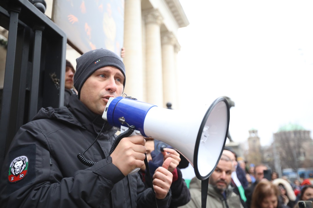 <p>Привърженици на &quot;Величие&quot; протестират пред Съдебната палата в София в защита на задържаните по делото &quot;Исторически парк&quot;. С викове &quot;Оставка&quot;, &quot;Мразим ви безплатно&quot; и &quot;Свобода&quot; те посочиха, че искат освобождаването на Анатоли Савов, Николай Хитов, Пламен Кънчев, Бисер Сивков, Ефтим Вълчанов, Емил Ефтимов и Николай Куцаров.</p>