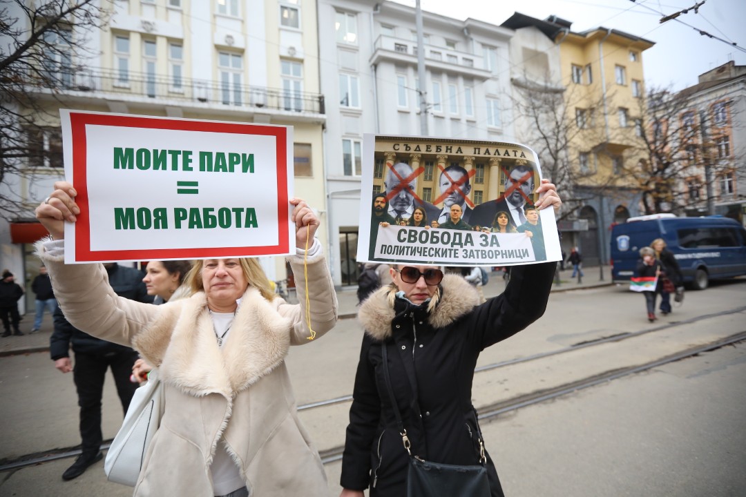 <p>Привърженици на &quot;Величие&quot; протестират пред Съдебната палата в София в защита на задържаните по делото &quot;Исторически парк&quot;. С викове &quot;Оставка&quot;, &quot;Мразим ви безплатно&quot; и &quot;Свобода&quot; те посочиха, че искат освобождаването на Анатоли Савов, Николай Хитов, Пламен Кънчев, Бисер Сивков, Ефтим Вълчанов, Емил Ефтимов и Николай Куцаров.</p>