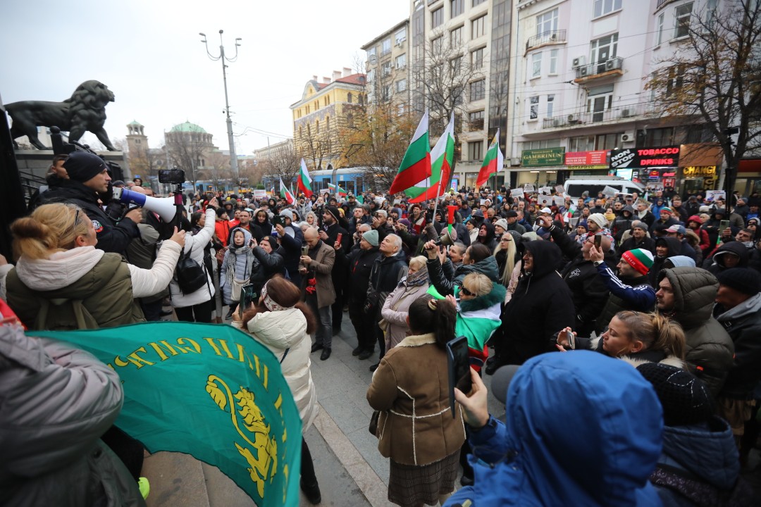 <p>Привърженици на &quot;Величие&quot; протестират пред Съдебната палата в София в защита на задържаните по делото &quot;Исторически парк&quot;. С викове &quot;Оставка&quot;, &quot;Мразим ви безплатно&quot; и &quot;Свобода&quot; те посочиха, че искат освобождаването на Анатоли Савов, Николай Хитов, Пламен Кънчев, Бисер Сивков, Ефтим Вълчанов, Емил Ефтимов и Николай Куцаров.</p>