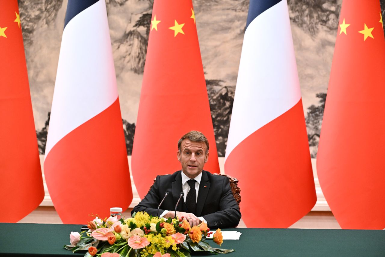 <p>Китай и Франция трябва да се възползват от възможностите и да разширят сътрудничеството си, каза днес китайският президент Си Цзинпин на срещата си с френския президент Еманюел Макрон в Пекин, предаде китайската новинарска агенция Синхуа.</p>