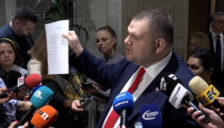 пеевски - Пеевски за ПП-ДБ: 9 месеца всеки ден идваха в моя кабинет