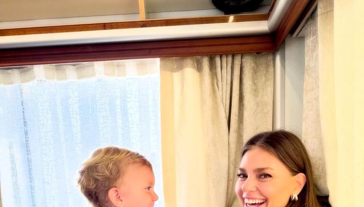 Аслъ Енвер - Турската актриса Аслъ Енвер учи дъщеря си Елай как се закопчават и разкопчават презрамки!