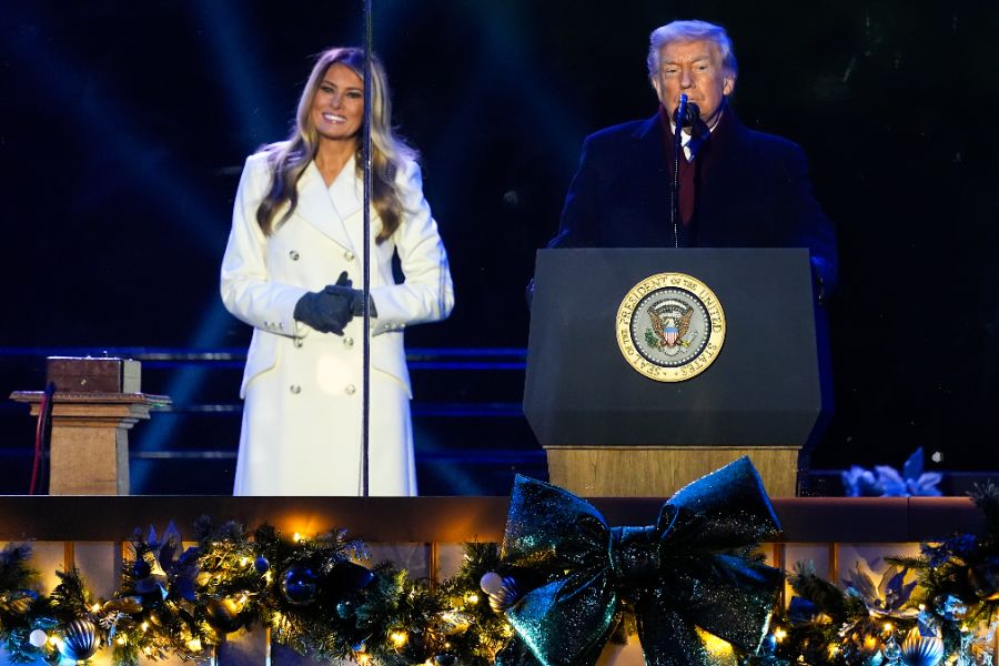 <p>Първата дама на САЩ Мелания Тръмп запали светлините на коледното дърво в американската столица в студената вечер снощи, предаде Асошиейтед прес.</p>