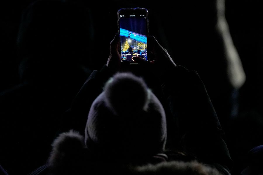 <p>Първата дама на САЩ Мелания Тръмп запали светлините на коледното дърво в американската столица в студената вечер снощи, предаде Асошиейтед прес.</p>