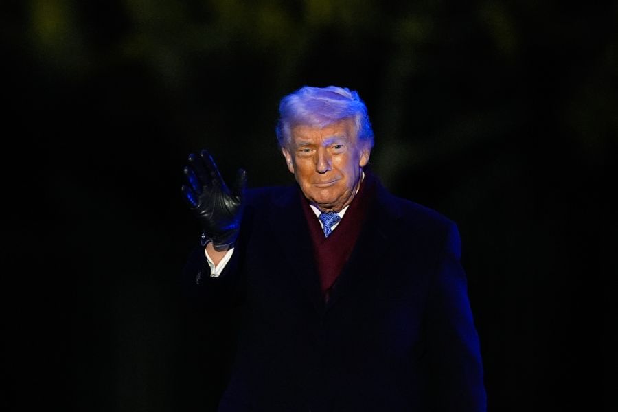 <p>Първата дама на САЩ Мелания Тръмп запали светлините на коледното дърво в американската столица в студената вечер снощи, предаде Асошиейтед прес.</p>