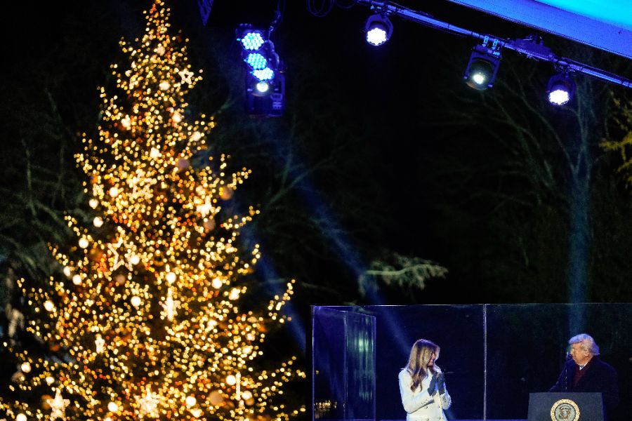 <p>Първата дама на САЩ Мелания Тръмп запали светлините на коледното дърво в американската столица в студената вечер снощи, предаде Асошиейтед прес.</p>