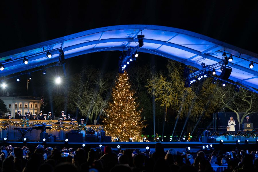 <p>Първата дама на САЩ Мелания Тръмп запали светлините на коледното дърво в американската столица в студената вечер снощи, предаде Асошиейтед прес.</p>