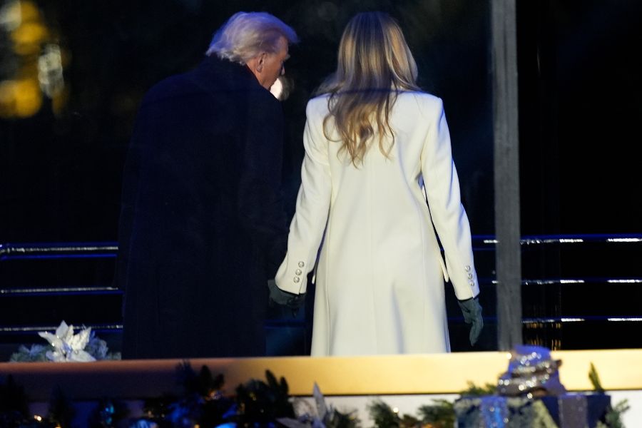 <p>Първата дама на САЩ Мелания Тръмп запали светлините на коледното дърво в американската столица в студената вечер снощи, предаде Асошиейтед прес.</p>