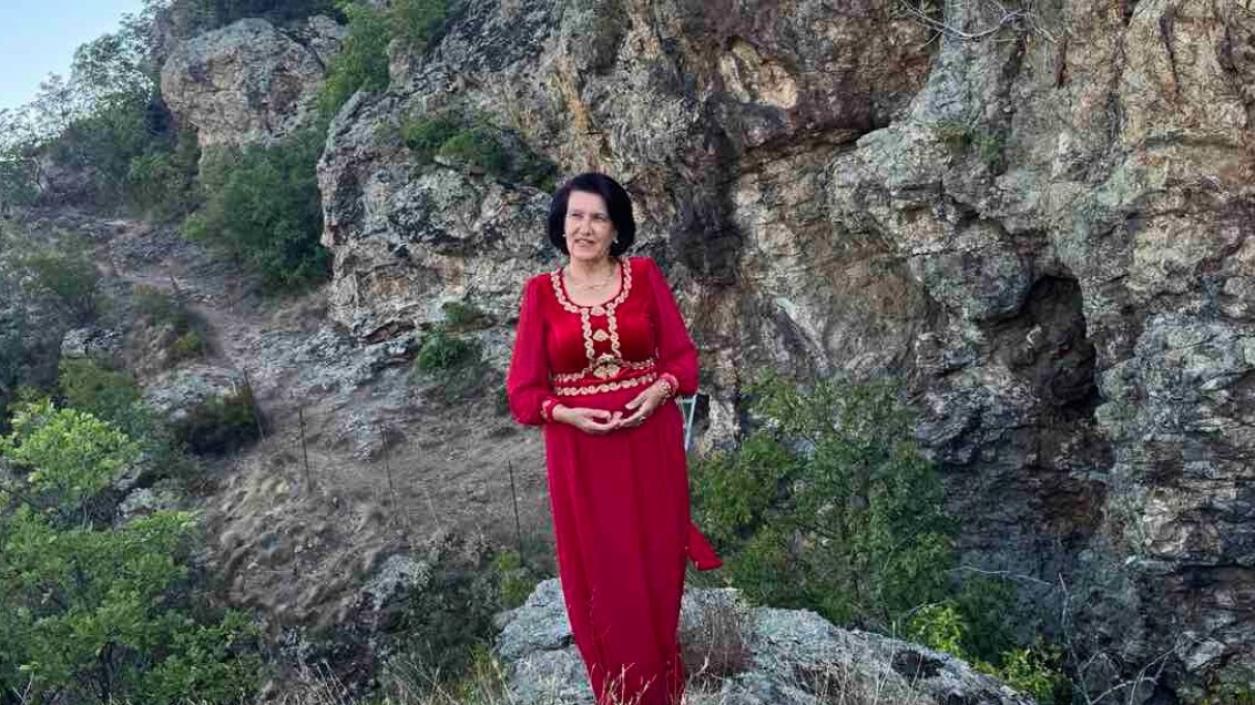 Гуна Иванова пази и предава автентичния фолклор с китка песни