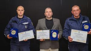 Полицаите проявили храброст в борбата с горящите автобуси бяха удостоени