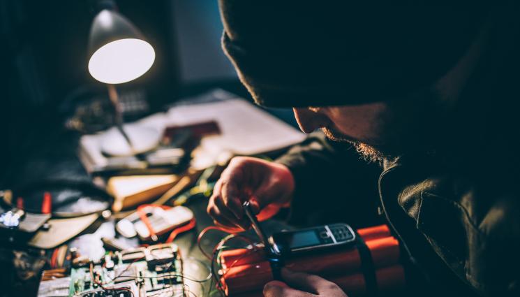 самоделна бомба - ВЕРБУВАН: Задържаха украинец, подготвял бомба по нареждане на руските служби!