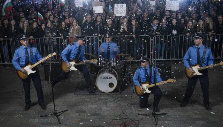 полицаи - Полицаите избухнаха с рок парче срещу депутатите! (ВИДЕО)