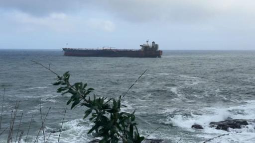 Авариен генератор помага да се вдигне котвата на заседналия край Ахтопол танкер