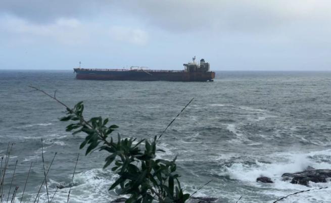 Без капитан и без финансиране: Какво ще се случи с блокирания танкер край Ахтопол