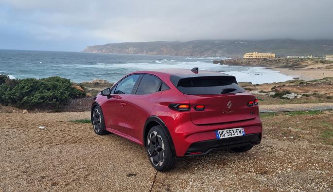  STOP&GO: 391 л, толкова е обемът на багажника, абсолютно същия като при петото поколение. При хибрида обаче обемът пада до 309 л