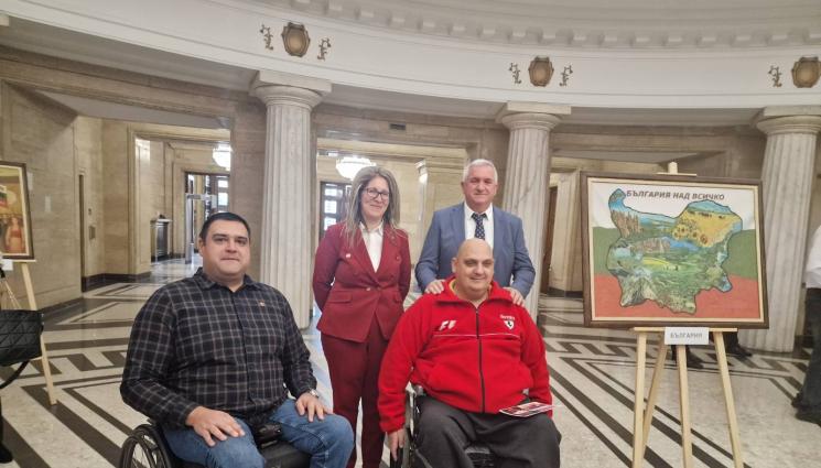 и - Самоук художник подреди картини от пясък в Народното събрание