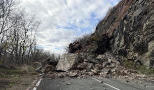 Огромно свлачище блокира прохода Троян-Кърнаре