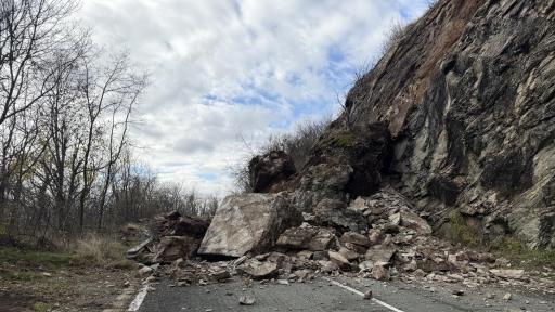 Огромно свлачище блокира прохода Троян-Кърнаре