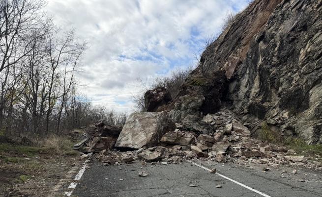 Огромно свлачище блокира прохода Троян-Кърнаре