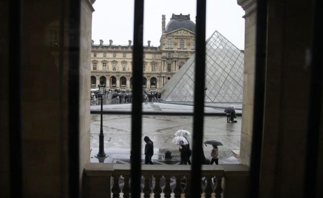 Тегне ли проклятие над Лувъра? Музеят погълнат от мръсни води, стотици книги са унищожени