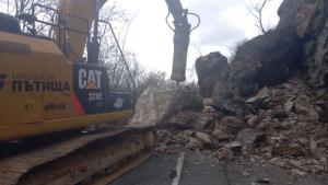 Проходът Троян Кърнаре е затворен временно поради свличане на голямо количество