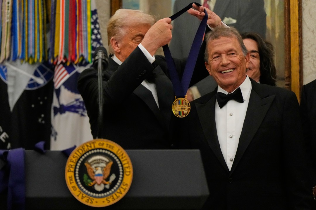 <p>Президентът на САЩ Доналд Тръмп връчи медали на носителите на наградите на &quot;Кенеди център&quot;. Сред отличените са кънтри певецът Джордж Стрейт, актьорът Силвестър Сталоун, диско иконата Глория Гейнър и рок групата KISS.</p>