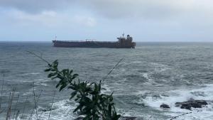 Трима души от десетчленния екипаж на заседналия край Ахтополтанкер бяха