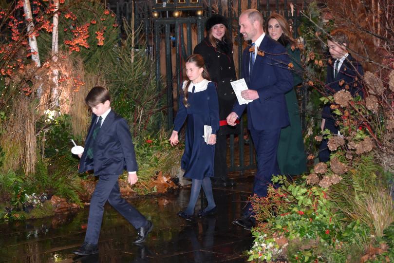 Децата на Кейт Мидълтън трогнаха с жест по време на коледния ѝ концерт (СНИМКИ) - снимка 10