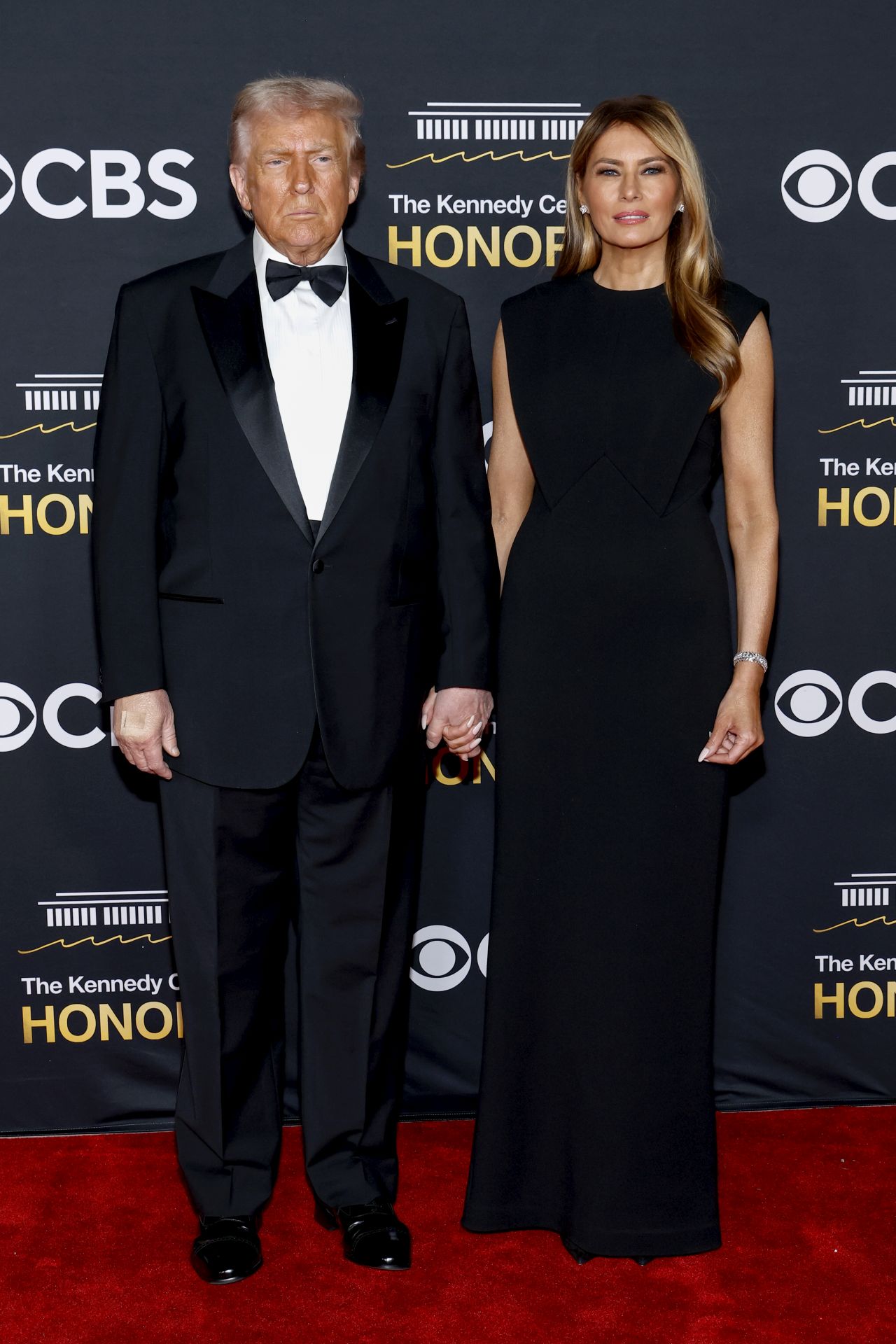 <p>Първата дама Мелания Тръмп и редица музикални легенди, актьори и политически фигури впечатлиха с бляскави вечерни рокли, стилни смокинги и изисканост на церемонията за наградите на Кенеди Център.</p>