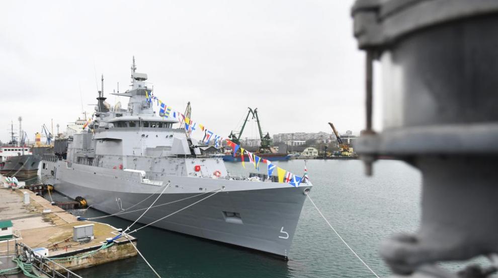 Военна мощ: Новият патрулен кораб на България „Храбри“ вдига флаг (СНИМКИ)