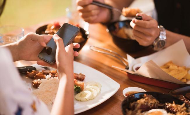 <p>Слуша ли ви смартфонът? Как знае какви реклами да покаже</p>