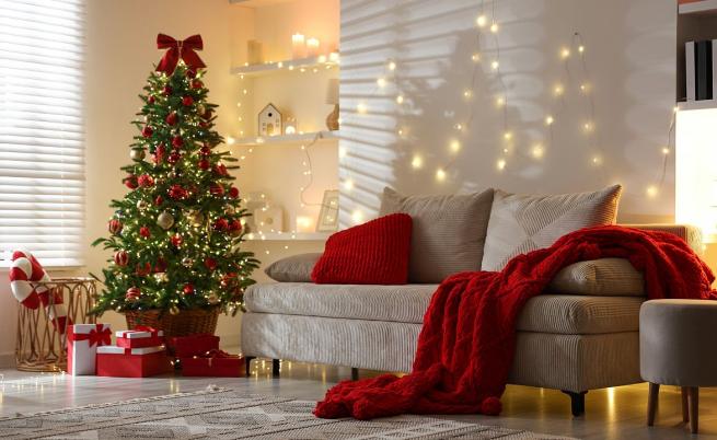 Коледна декорация в цвета на Огнения кон - червено